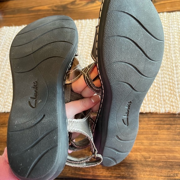 Clark’s Bendables sandals size 8.5, bronze, Velcro closure, EUC, cushioned comfy - Picture 6 of 6